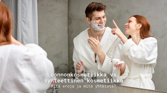 Nainen ja mies peilin edessä pelleilemässä ja levittämässä partavaahtoa miehen kasvoihin.