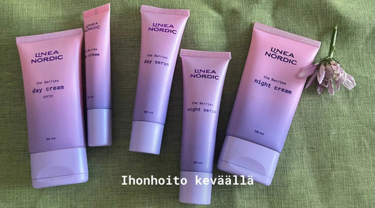 the Berries ihonhoitotuotteet 5kpl rivissä vihreän liian päällä sekä vaaleanpunainen kukka. Vieressä vaaleanpunainen kukka.