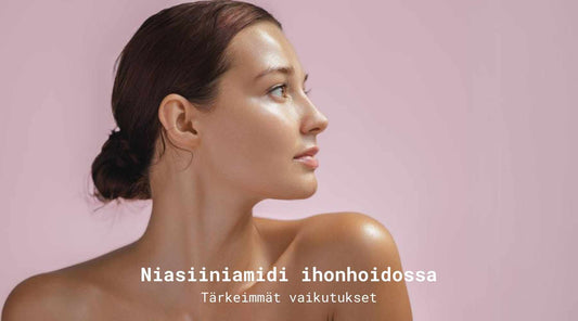 nainen katsomassa sivulle hiukset nutturalla ja kasvoillaan highlightia vaaleanpunaisella taustalla