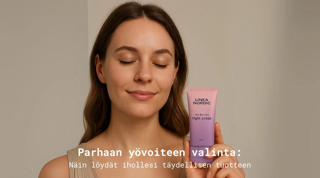 Nainen the Berries yövoide kädessä nauttimassa silmät kiinni illalla ihonhoitorutiinistaan.