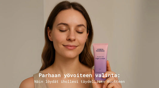 Nainen the Berries yövoide kädessä nauttimassa silmät kiinni illalla ihonhoitorutiinistaan.