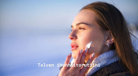 Talven ihonhoitorutiini teksti ja nainen ulkon laittamassa rasvaa kasvoille.