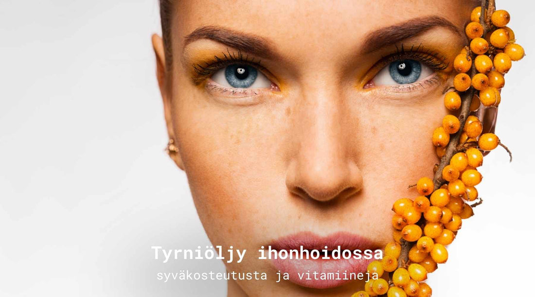 Nainen tuijottaa kameraan ja tyrnimarjat ovat lähellä kasvoja.