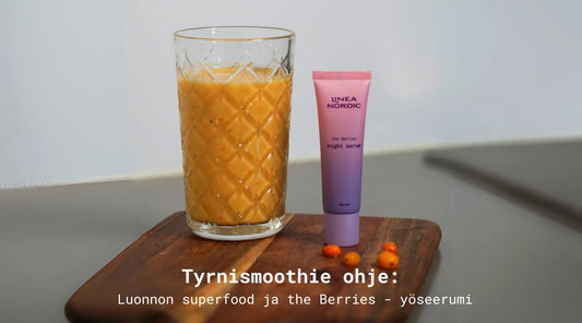 Tyrnismoothie ja nightserum puuleikkuulauta.