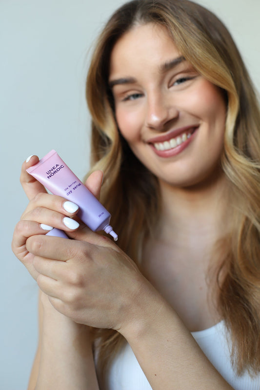 Päiväseerumi, joka sisältää luonnollisia raaka-aineita.