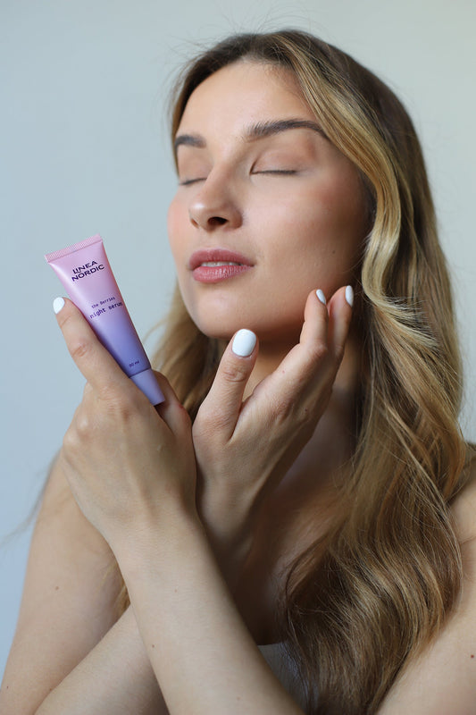 Tyrniöljyä sisältävä yöseerumi, joka vähentää ihoärsytystä ja punotusta.